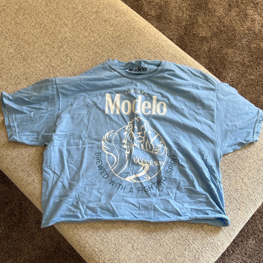 Modelo Blue Graphic T-Shirt
